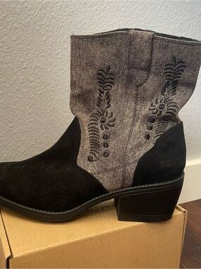 Blowfish Two-Tone Black and Gray Embroidered Western Ankle Boots Size 9